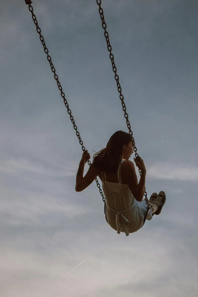 femme qui se balance sur une balançoire, sentiment de liberté