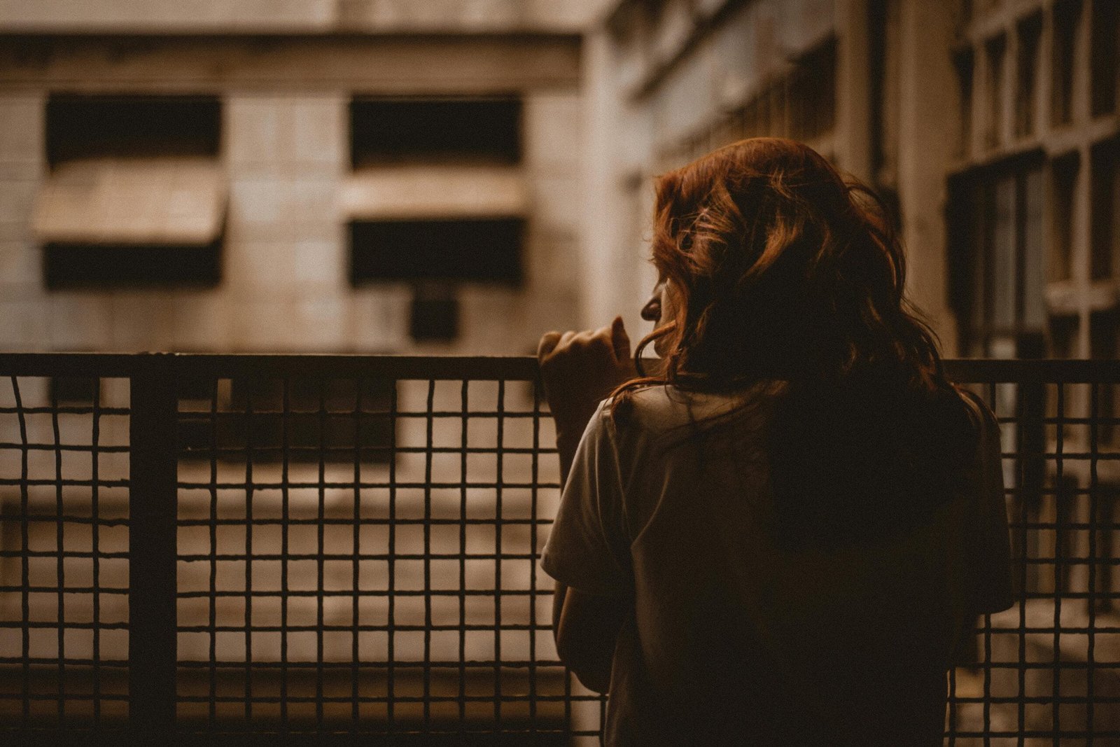 femme triste qui se sent enfermée