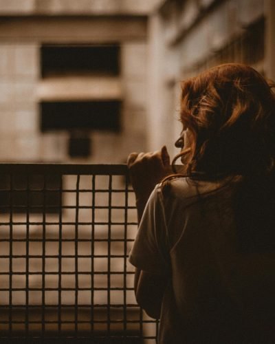 femme triste qui se sent enfermée